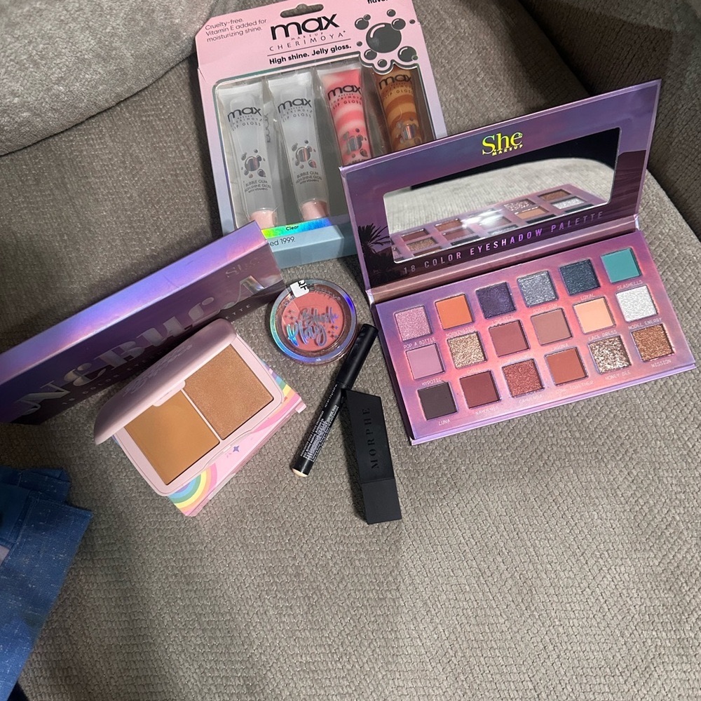 She makeup eyeshadow palette w/ lipgloss, etc